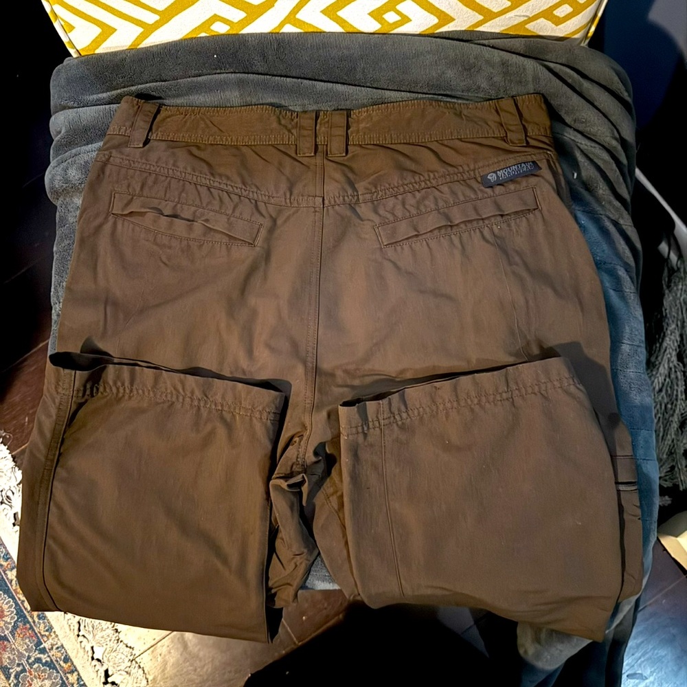 EUC Mountain Hardwear sz 32/32 Army Green in color, from a non-smoking home.